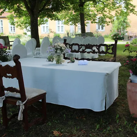 Jagdschloss Quitzin לינה וארוחת בוקר Grimmen