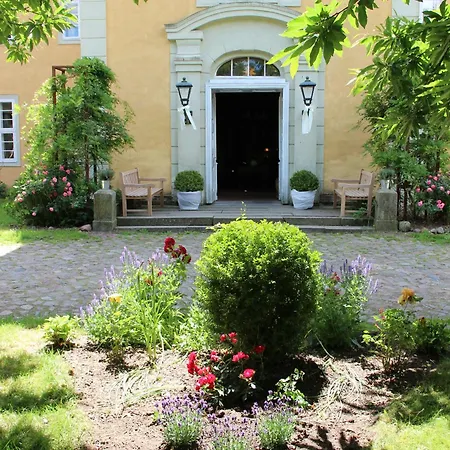 לינה וארוחת בוקר Jagdschloss Quitzin Grimmen