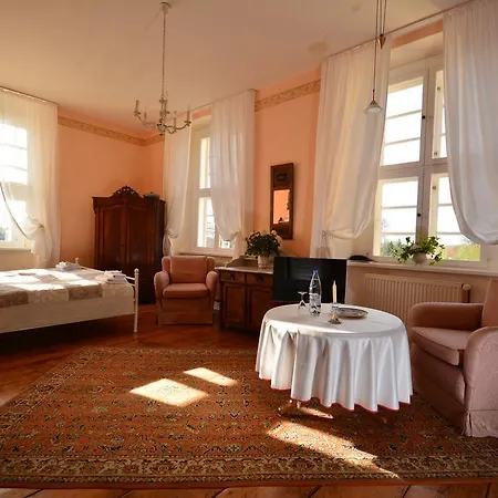 לינה וארוחת בוקר Jagdschloss Quitzin Grimmen