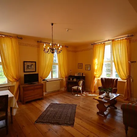 לינה וארוחת בוקר Jagdschloss Quitzin Grimmen